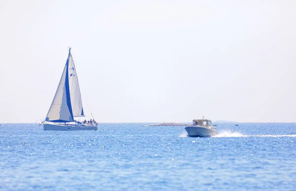 スウェーデンの青い海に一隻の帆船と一隻のモーターボート — ストック写真