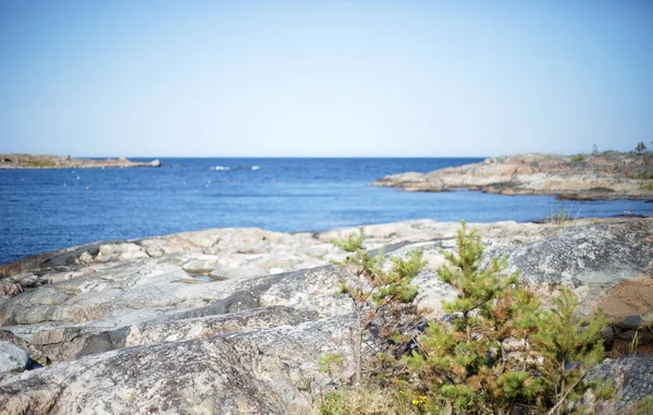 Swedish archipelago during summer. Cliffs, sea and distant islan — Stock Photo, Image