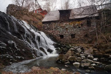 Güzel şelale ve İsveç köyünde eski bir değirmen.