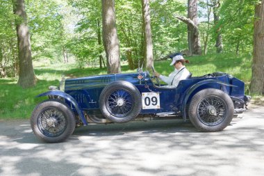 Mavi renk Bently 3 Litrelik klasik araba 1923 bir cou sürüş
