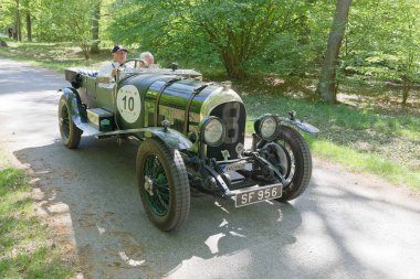 Siyah renk W.O. Bently Speed 3 klasik araba 1925 sürüş