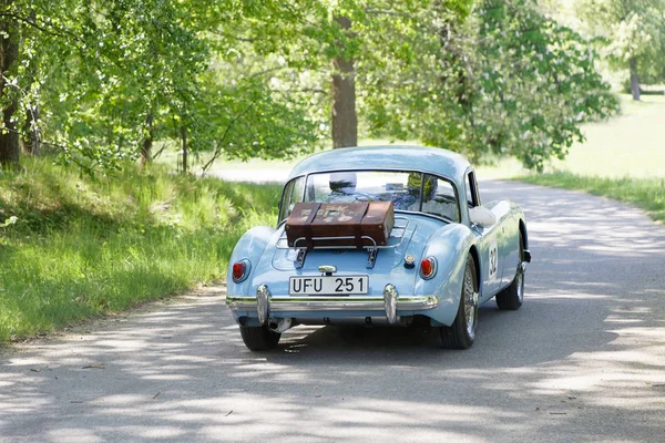 Coche clásico MG MGA de color azul de 1957 conduciendo en un país roa — Foto de Stock