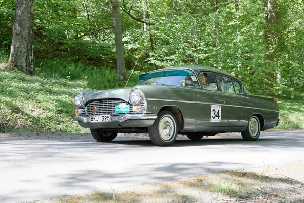 Yeşil renkli Vauxhall Velox 1960 model klasik araba. — Stok fotoğraf
