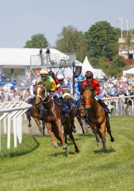 Arap yarış motoruna binen bir çok renkli jokey arasında zorlu bir mücadele var.