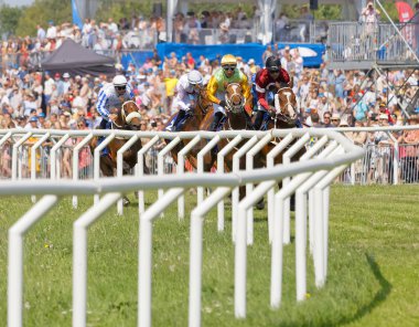 Arap yarış motoruna binen bir çok renkli jokey arasında zorlu bir mücadele var.