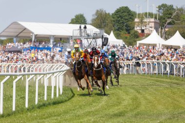 Arasında birçok jockeys Arap yarış ata binerek zorlu mücadele ve 