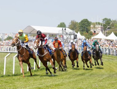 Arasında birçok jockeys Arap yarış ata binerek zorlu mücadele ve 