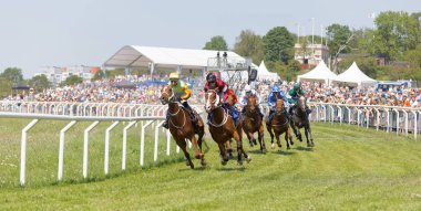 Arasında birçok jockeys Arap yarış ata binerek zorlu mücadele ve 