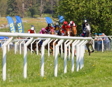 Arap yarış atlarına binen birçok jokey arasında zorlu bir mücadele