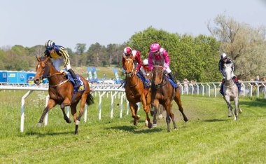 Arasında birçok jockeys Arap yarış ata binerek zorlu mücadele ve 
