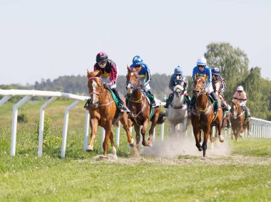 Arap yarış atları sürme renkli jockeys yan ön görünümü