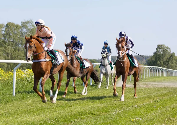 Seitenansicht von bunten Jockeys, die arabische Rennpferde reiten — Stockfoto