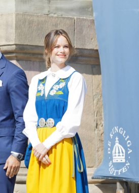 İsveç Prensesi Sofia Hellqvist kraliyet ailesinin önünde gülümsüyor.