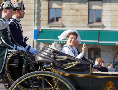 İsveç Kraliçesi Silvia ve Kral Carl Gustaf Bernadotte feragat ediyor.