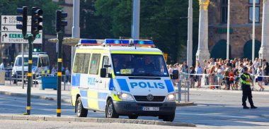 İsveç polis arabaları Stockhol 'daki kraliyet ailesini korurdu.