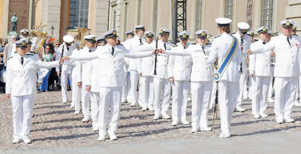 Kraliyet pirinç orkestrası enstrüman çalmadan önce sıraya giriyor. — Stok fotoğraf