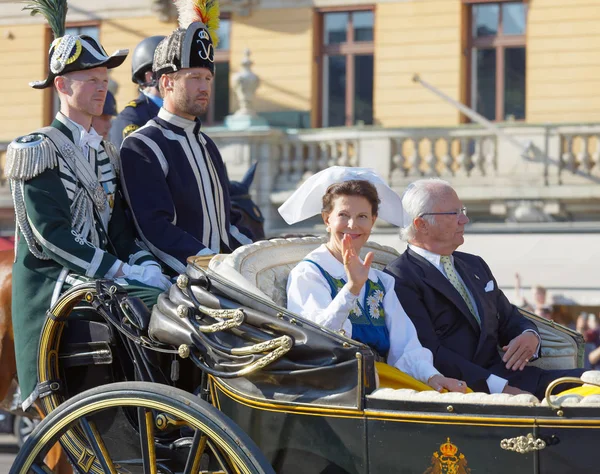 The swedish queen Silvia and king Carl Gustaf Bernadotte waiving — Stock Photo, Image