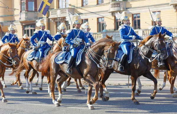 At sırtında mavi üniformalı Kraliyet muhafızları — Stok fotoğraf