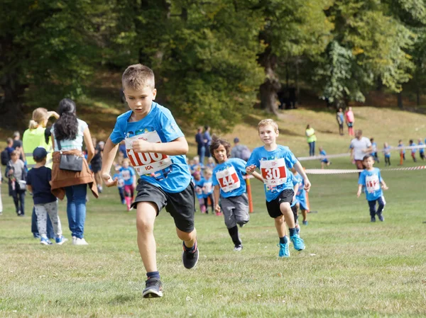 Kids running in the nature during the Generation PEP day in Haga — Stock Photo, Image