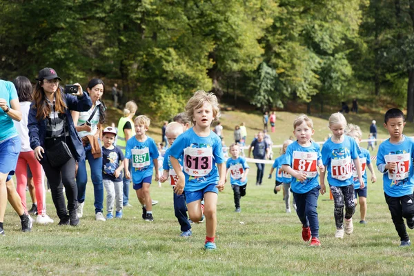 Kids running in the nature during the Generation PEP day in Haga — Stock Photo, Image