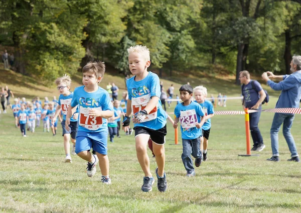 Kids running in the nature during the Generation PEP day in Haga — Stock Photo, Image