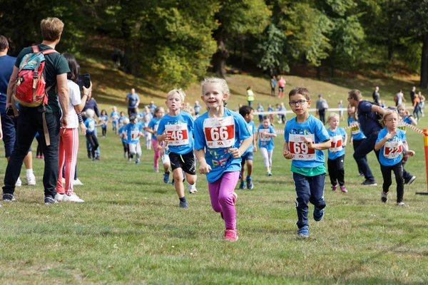 Kids running in the nature during the Generation PEP day in Haga — Stock Photo, Image