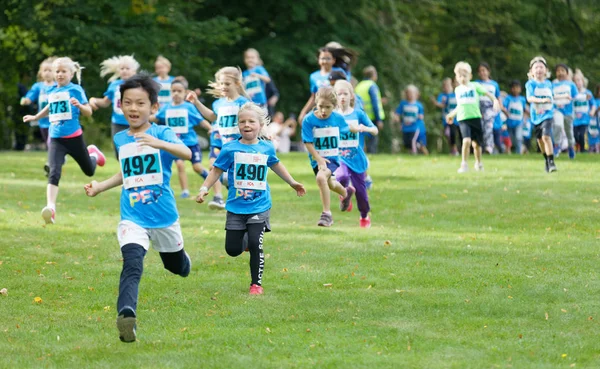 Princess Estelle and other kids running during the Generation PE — Stock Photo, Image