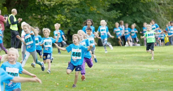 Princess Estelle and other kids running during the Generation PE — Stock Photo, Image