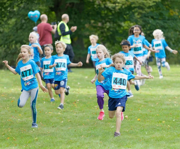 Princess Estelle and other kids running during the Generation PE — Stock Photo, Image