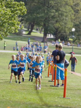 Hagaparken 'deki Jenerasyon Moral Günü' nde koşan çocuklar,