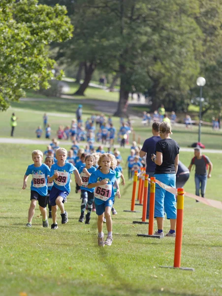 Kids running during the Generation PEP day in Hagaparken, to mak — Stock Photo, Image