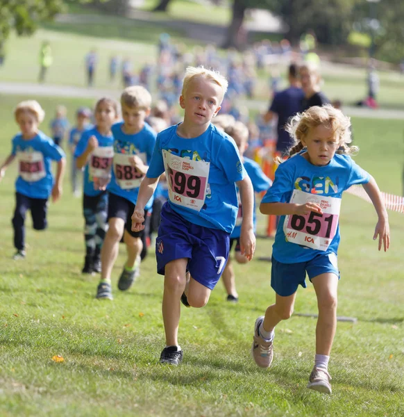 Kids running during the Generation PEP day in Hagaparken, to mak — Stock Photo, Image