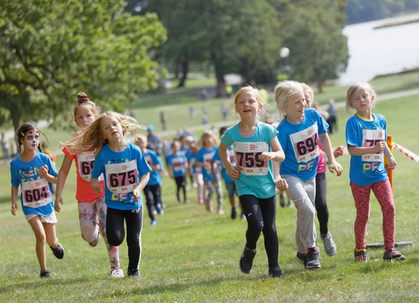 Happy kids running in the nature during the Generation PEP day i — Stock Photo, Image