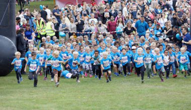 Hagaparken 'deki Jenerasyon Moral Günü' nde koşan mutlu çocuklar