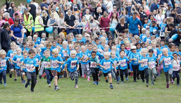 Happy kids running during the Generation PEP day in Hagaparken t — Stock Photo, Image