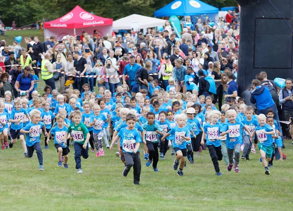 Many kids running during the Generation PEP day in Hagaparken to — Stock Photo, Image