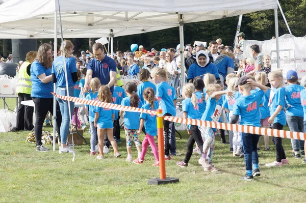 Proud kids getting their medals from Prins Daniel  after the Pri — Stock Photo, Image