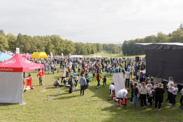 Muchas actividades para los niños en el día de la Generación PEP en Hagaparken — Foto de Stock