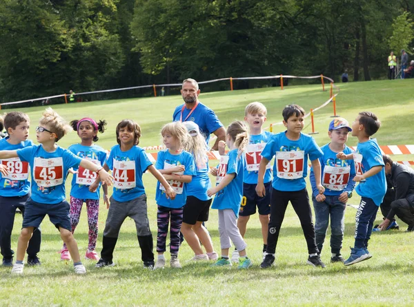 Children warming up before the Prins Daniel race during the Gene — Stock Photo, Image