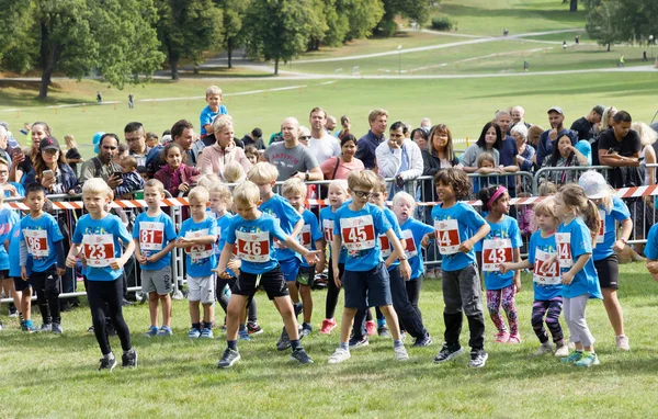 Children warming up before the Prins Daniel race during the Gene — Stock Photo, Image