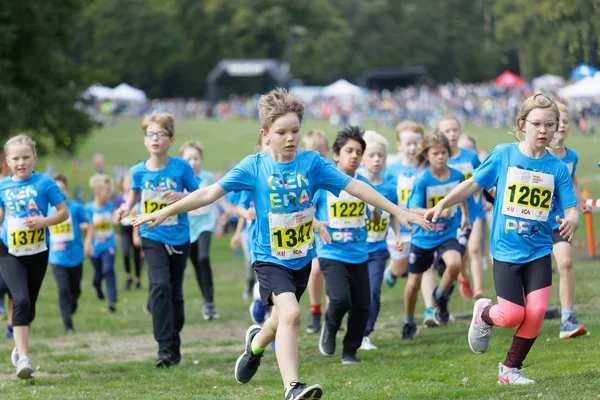 Many kids running during the Generation PEP day in Hagaparken to — Stock Photo, Image