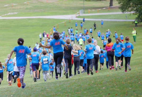 Many kids running during the Generation PEP day in Hagaparken to — Stock Photo, Image