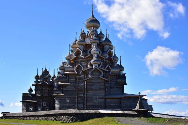 Kerk Van Transfiguratie Met Afgedekte Daken Bedekt Met Aspen Vergelijkbaar — Stockfoto