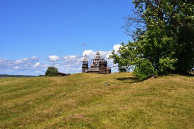 Düzlükten, Kizhi adasının ahşap kiliselerine bakın.