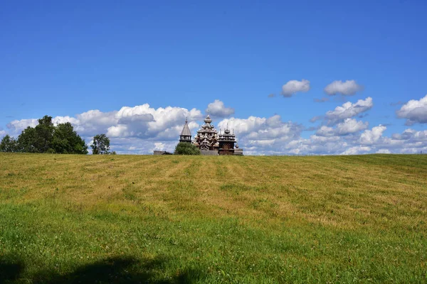 Uitzicht Klokkentoren Pokrovskaya Transfiguratie Kerken Kapotte Koepels Bedekt Met Aspen — Stockfoto