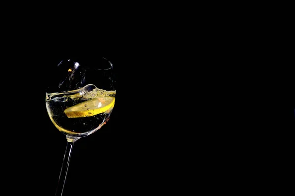 Fetta Limone Che Fuoriesce Vino — Foto Stock