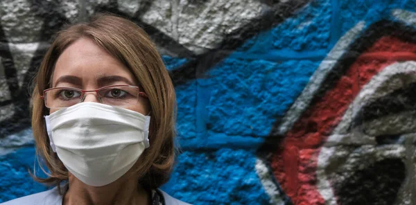 Kobieta Maseczce Volt Pandémia Epidémia Wirus Zdrowie — Stock Fotó