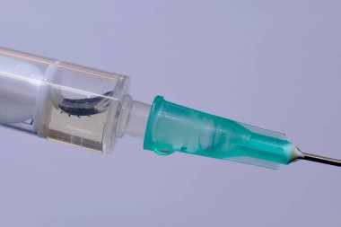 Strzykawka z lekarstwem, szczepionka Dbanie o zdrowie w czasie pandemii. 