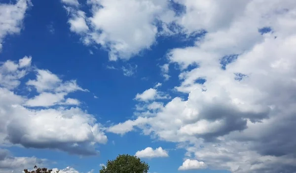 Μπλε Ουρανό Άσπρα Σύννεφα — Φωτογραφία Αρχείου