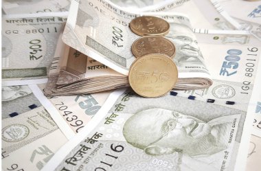 Yeni Hindistan 500 Rupi 'si rastgele ve 500 Rupi' lik banknotlar ve 5 Rupi 'lik kauçuk bantlı beyaz kağıtlar.